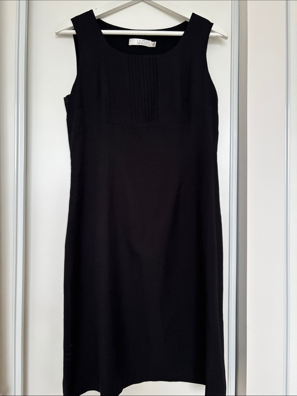 High Quality Black Sleeveless Pintuck Shift Dress
